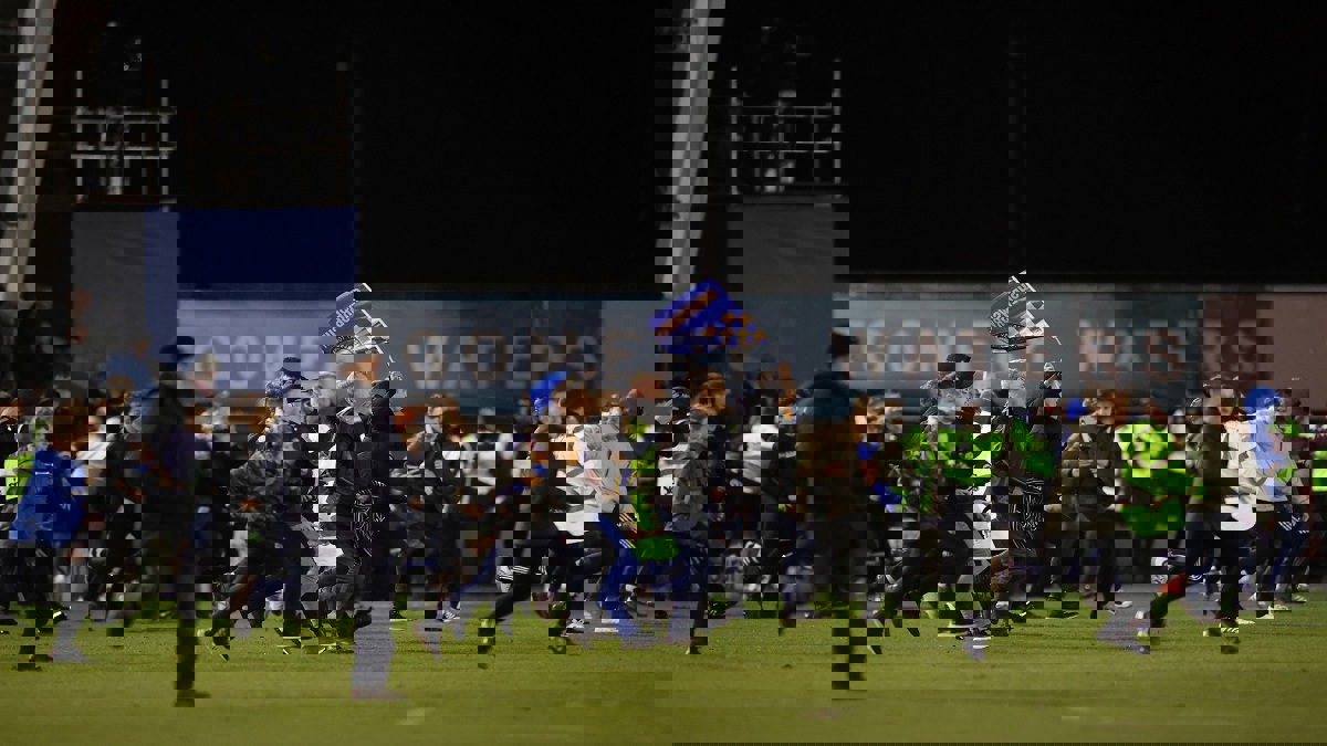 جماهير شروزبري تحتفل بالتعادل مع ليفربول في كأس الاتحاد الإنجليزي (فيديو)