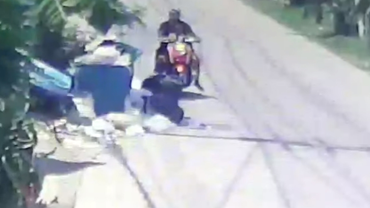 شاهد.. كاميرات المراقبة ترصد أمًا وهي تلقي رضيعتها في صندوق قمامة