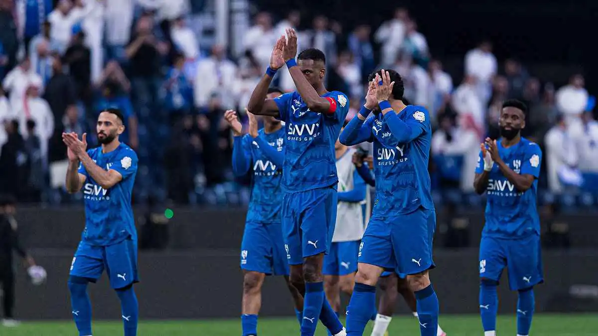 لم تحدث في العالم.. تعليق ناري من عبدالله فلاته على صفقات الهلال السعودي