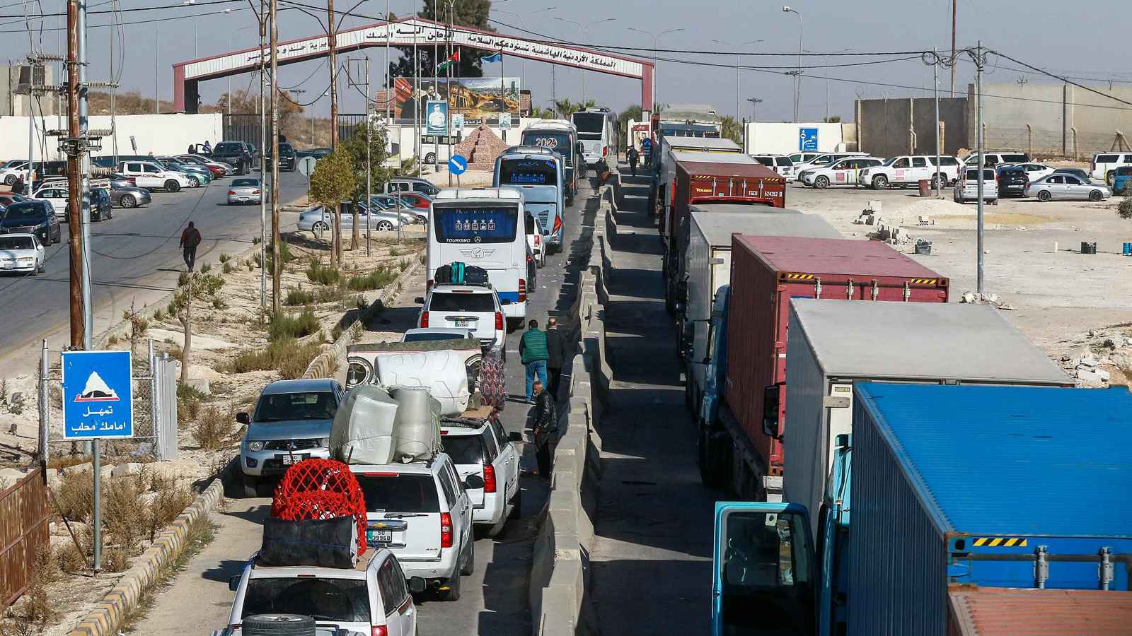 600 شاحنة أردنية عبرت إلى سوريا منذ سقوط نظام الأسد‎