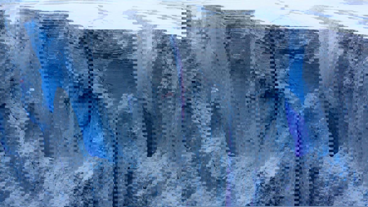 تلال ووديان خضراء تظهر تحت جليد القطب الجنوبي