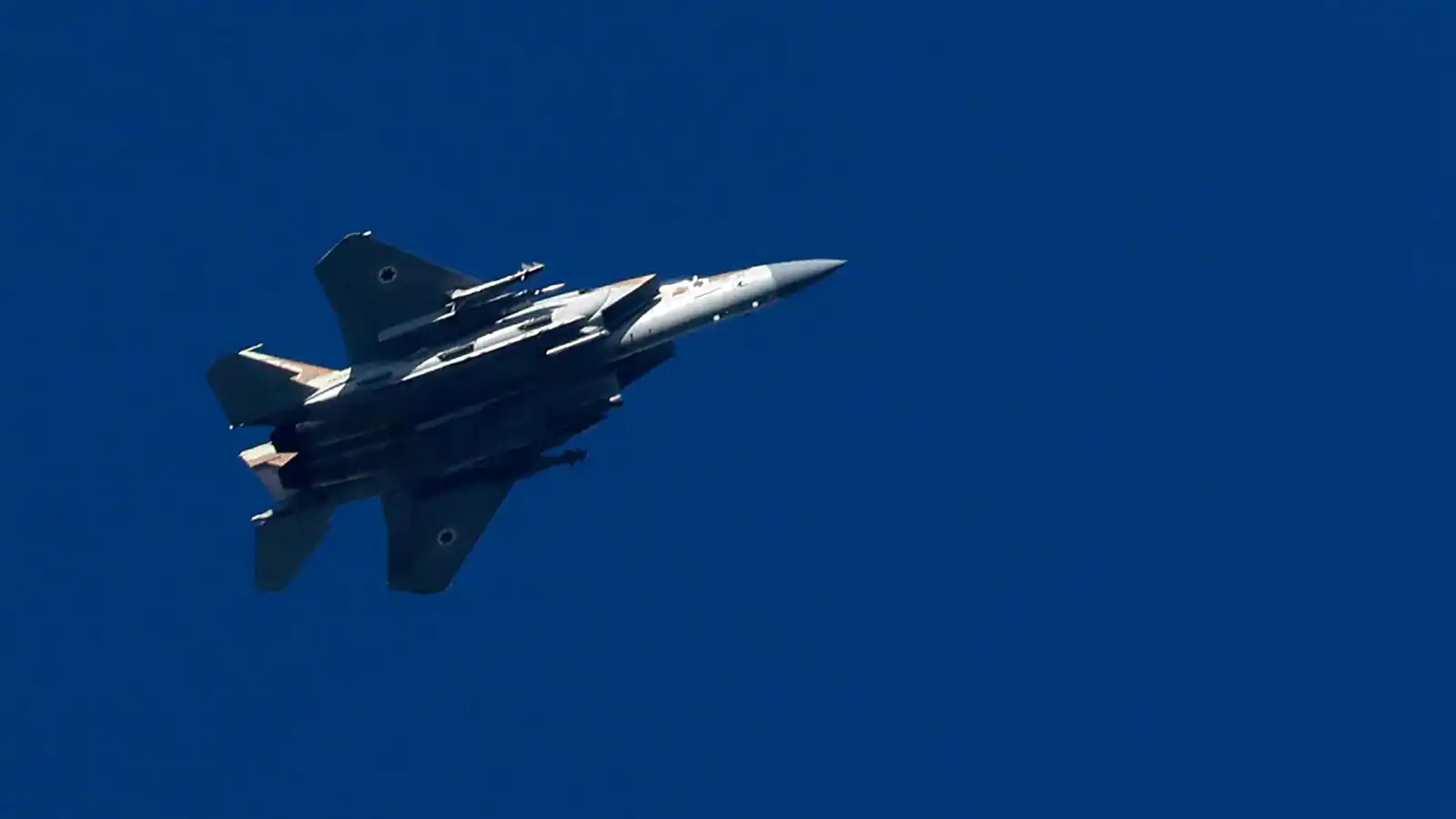 إسرائيل تعلن تدمير مروحية في مطار سنندج بإيران (فيديو)