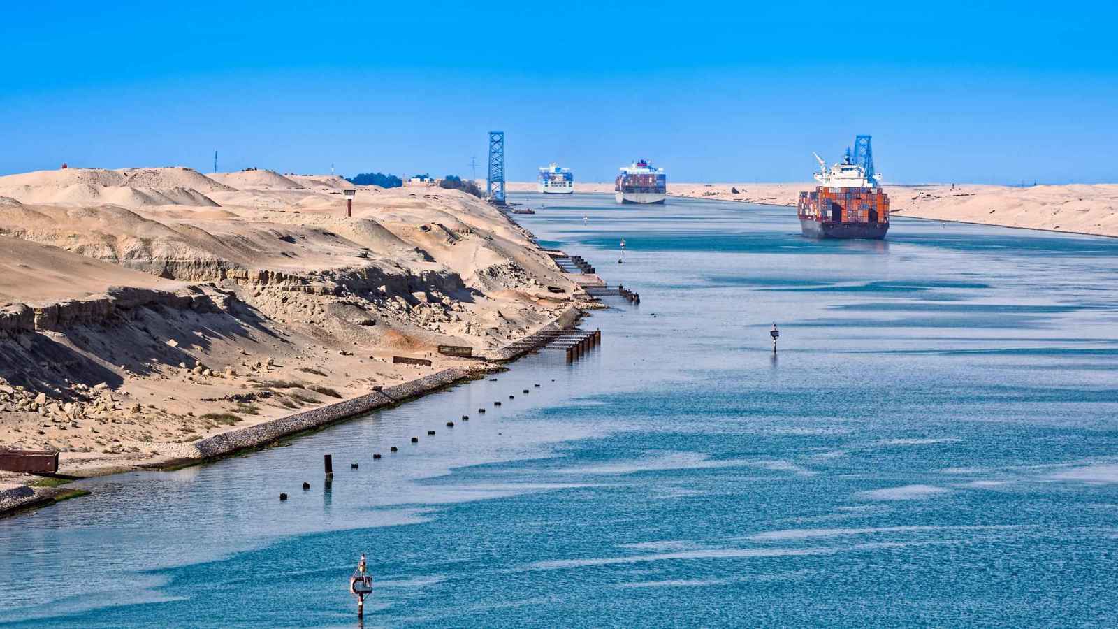 مصر.. انقلاب بارجة في خليج السويس