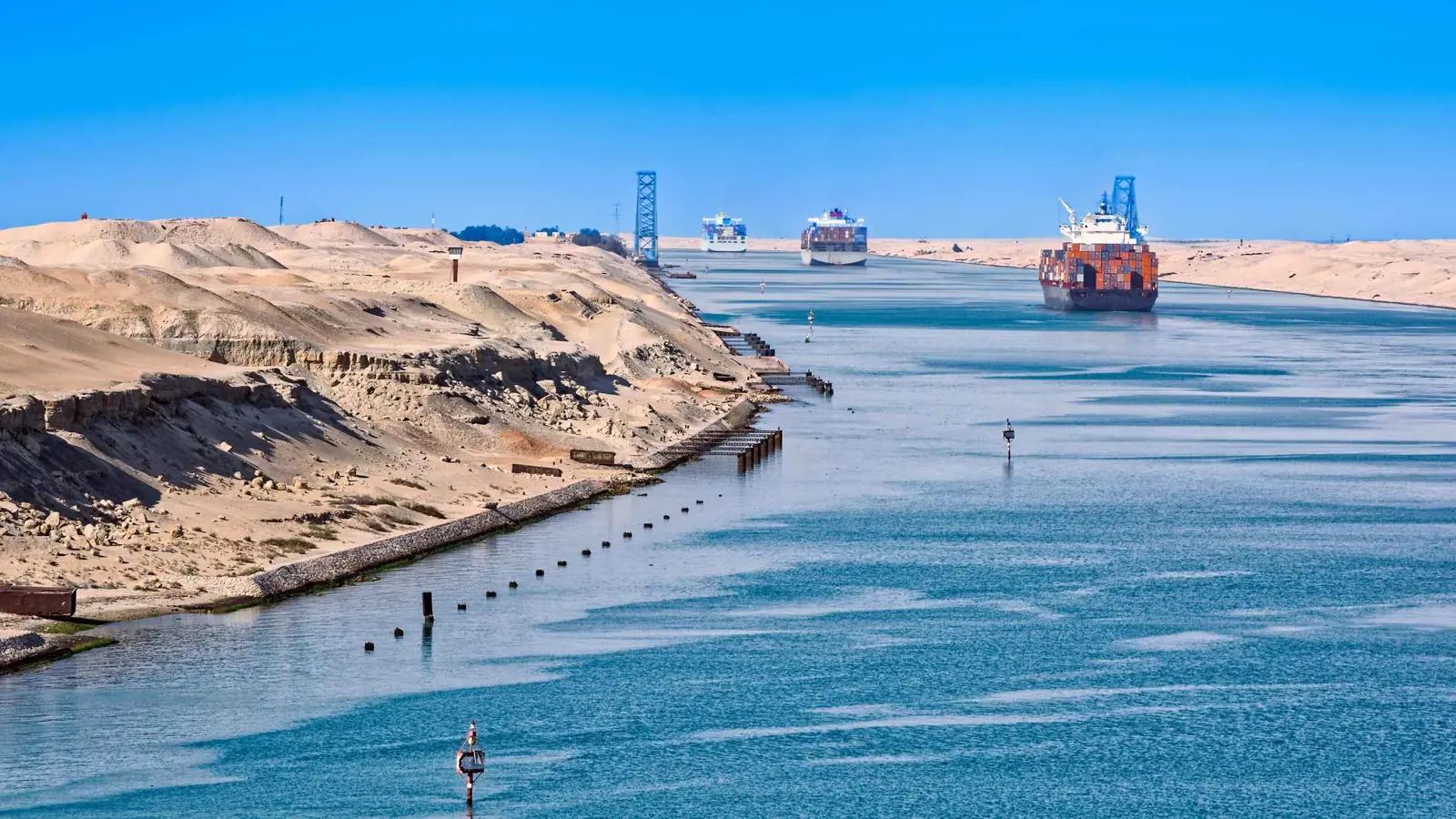 مصر.. انقلاب بارجة في خليج السويس