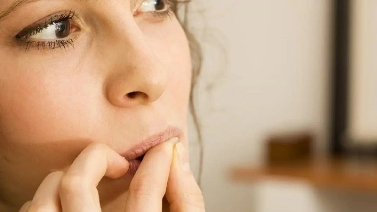 6 مخاطر صحية يسببها قضم الأظافر