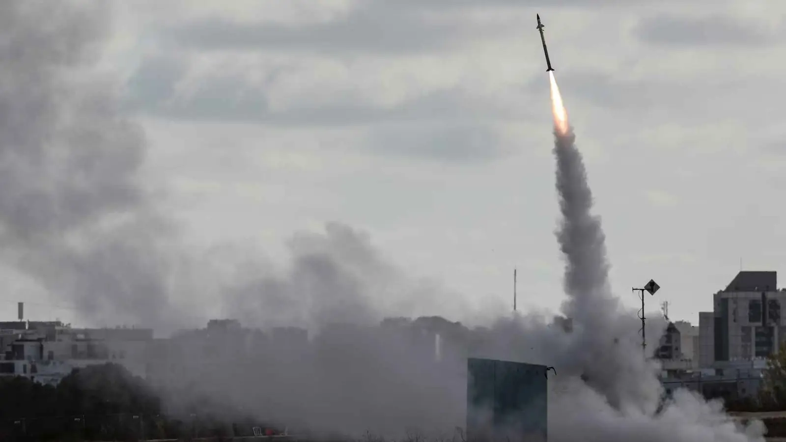 الجيش الإسرائيلي يعلن اعتراض صاروخ حوثي أطلق من اليمن (فيديو)