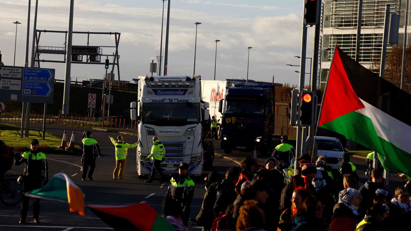 مؤيدون للفلسطينيين يقتحمون متجرًا شهيرًا للأزياء في مانهاتن (فيديو)