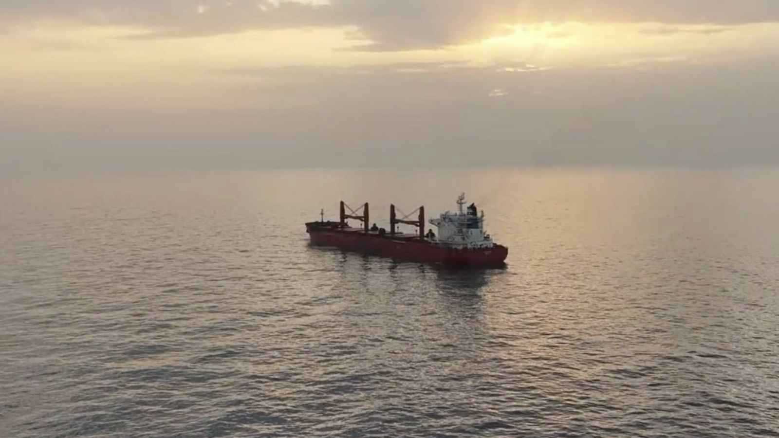 بعبوة ناسفة.. إصابة اثنين من طاقم سفينة ترفع علم هولندا في خليج عدن