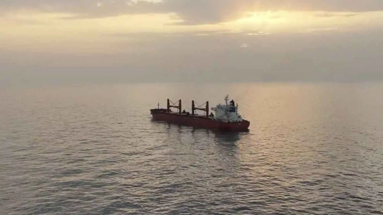 بعبوة ناسفة.. إصابة اثنين من طاقم سفينة ترفع علم هولندا في خليج عدن