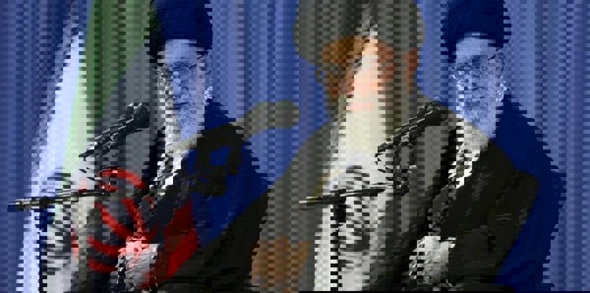 ‫خامنئي يهدد "بإشعال النار" في الاتفاق النووي إذا خالفه الغرب‬‎