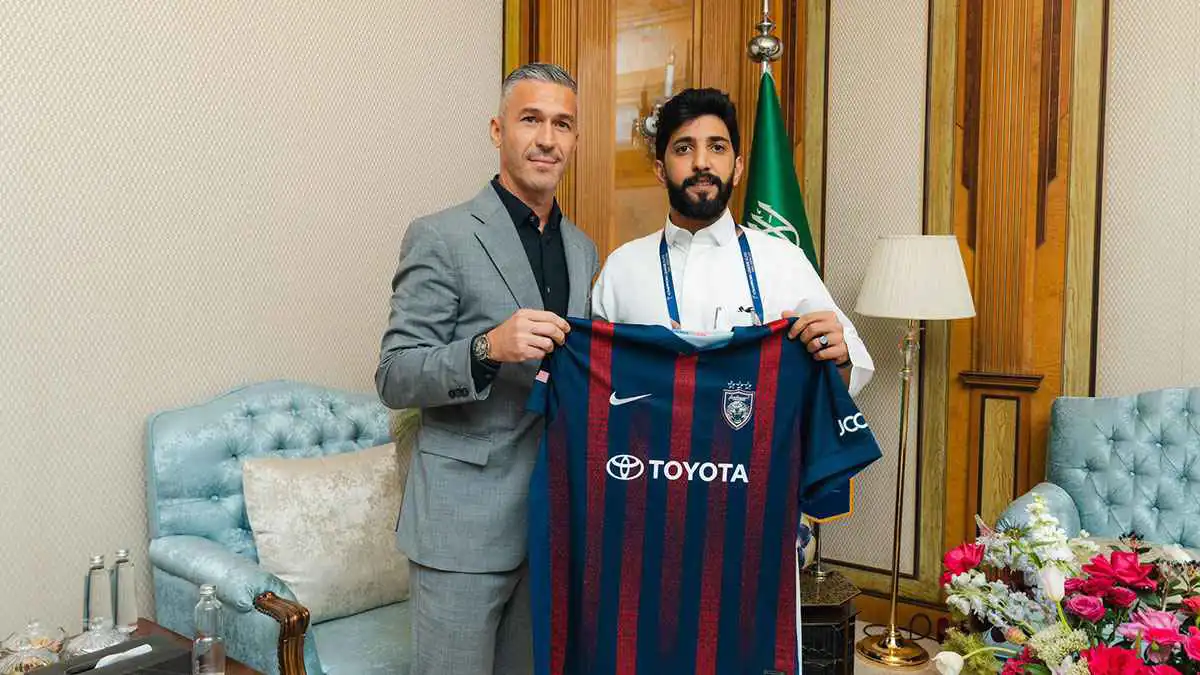 بعد الاعتداء عليه.. جوهور يعتذر لطبيب الأهلي السعودي