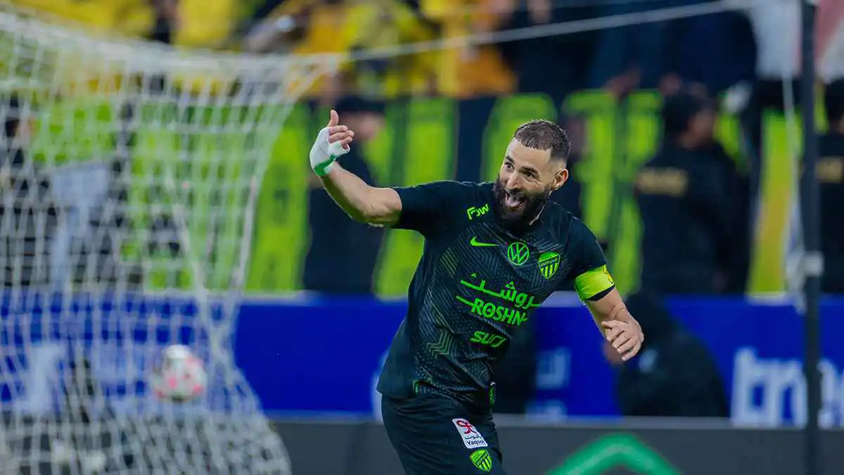 قنبلة الميركاتو.. بنزيما يرتدي قميص الهلال السعودي