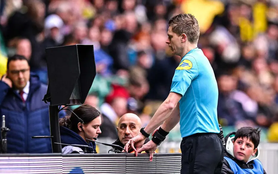 الأول في العالم.. بلد أوروبي يتخلى نهائيا عن حكم الفيديو المساعد (VAR)