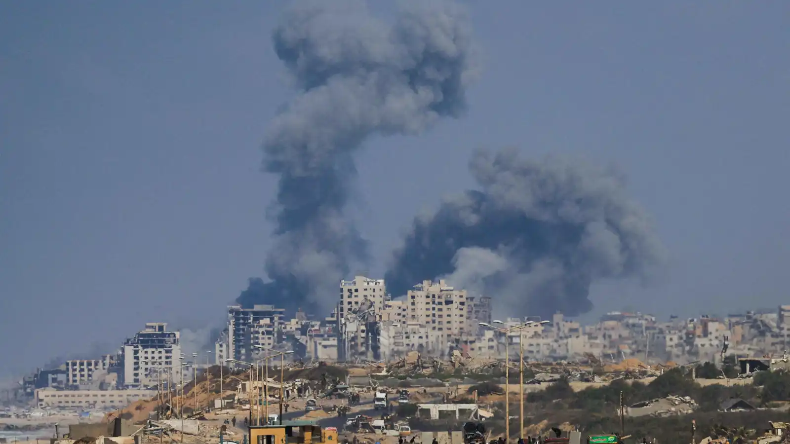 دمر برج مكة.. الجيش الإسرائيلي يتقدم على محوري غرب وجنوب مدينة غزة (فيديو)