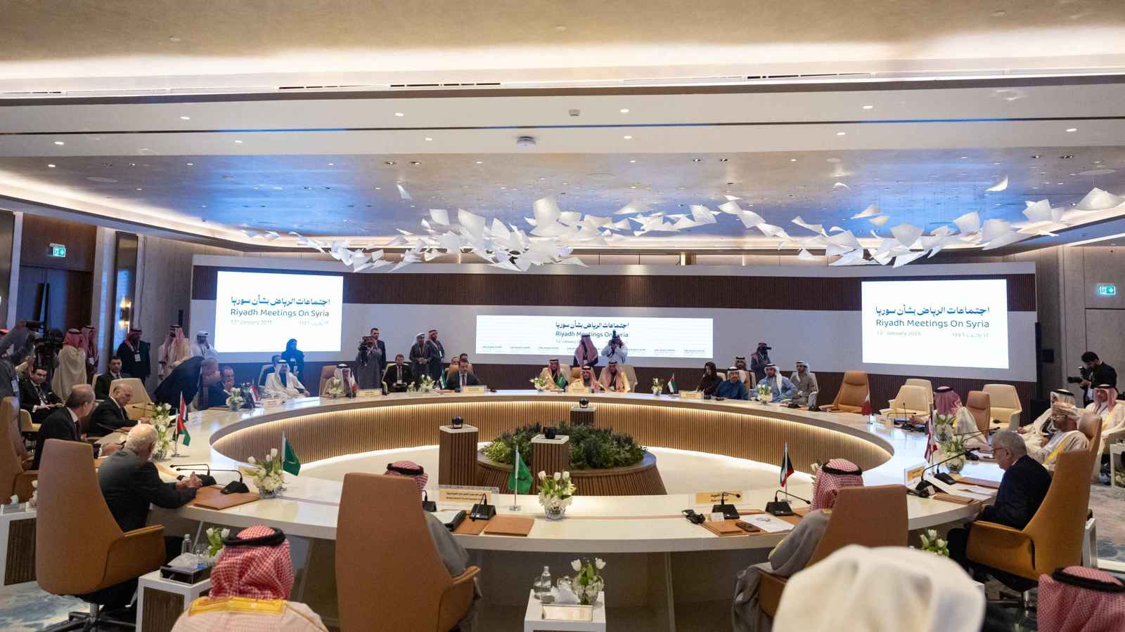 اجتماعات الرياض.. مطالبة برفع العقوبات عن سوريا وضرورة دعمها