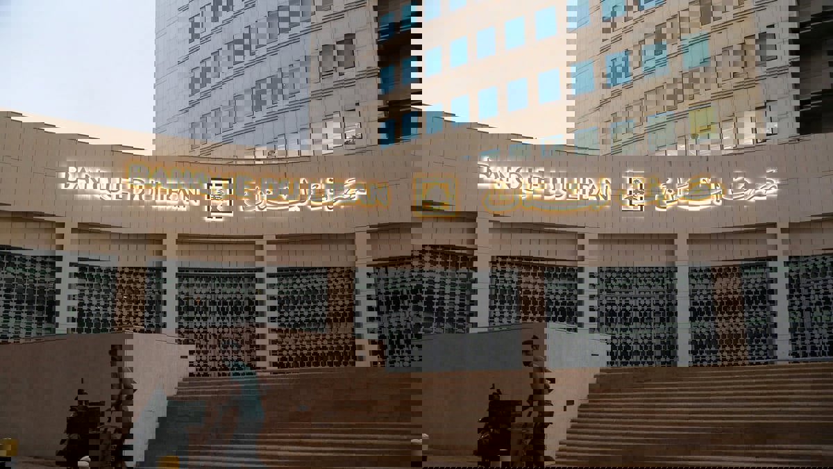 مصرف لبنان يسمح للبنوك بشراء الدولار وفقا للسعر المعتمد من 29 مارس