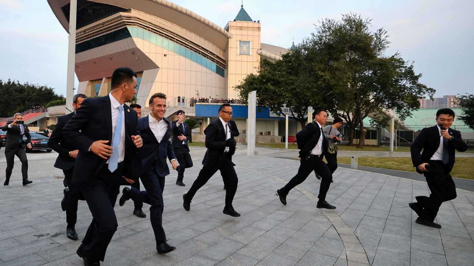 "إهانة" ماكرون دبلوماسياً في الصين.. حقيقة أم فبركة؟