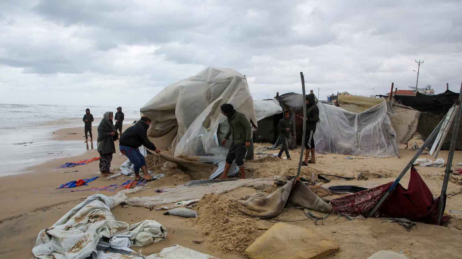 في خيام غزة.. البرد يخطف أرواح الأطفال النازحين