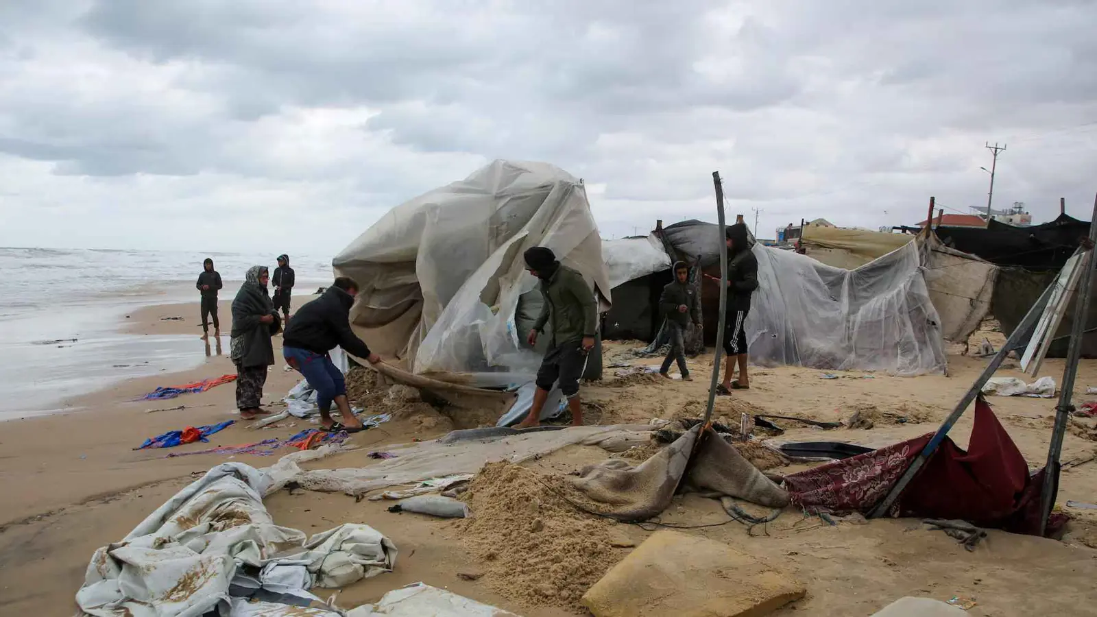 في خيام غزة.. البرد يخطف أرواح الأطفال النازحين