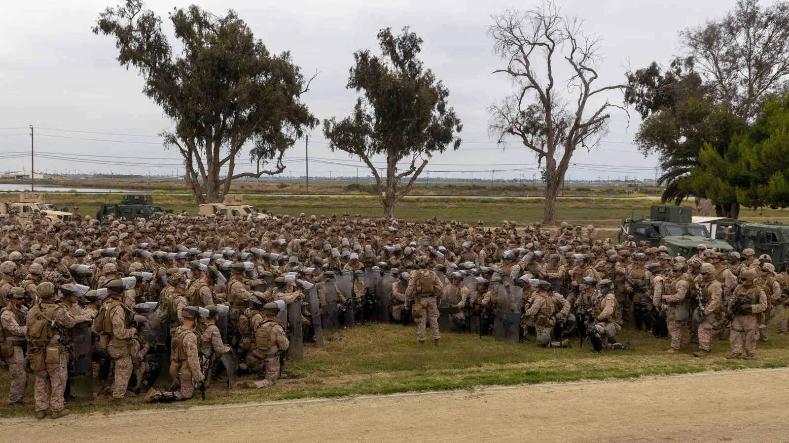 أمريكا "تنتفض".. آلاف الجنود من الحرس الوطني والمارينز يصلون كاليفورنيا (فيديو)