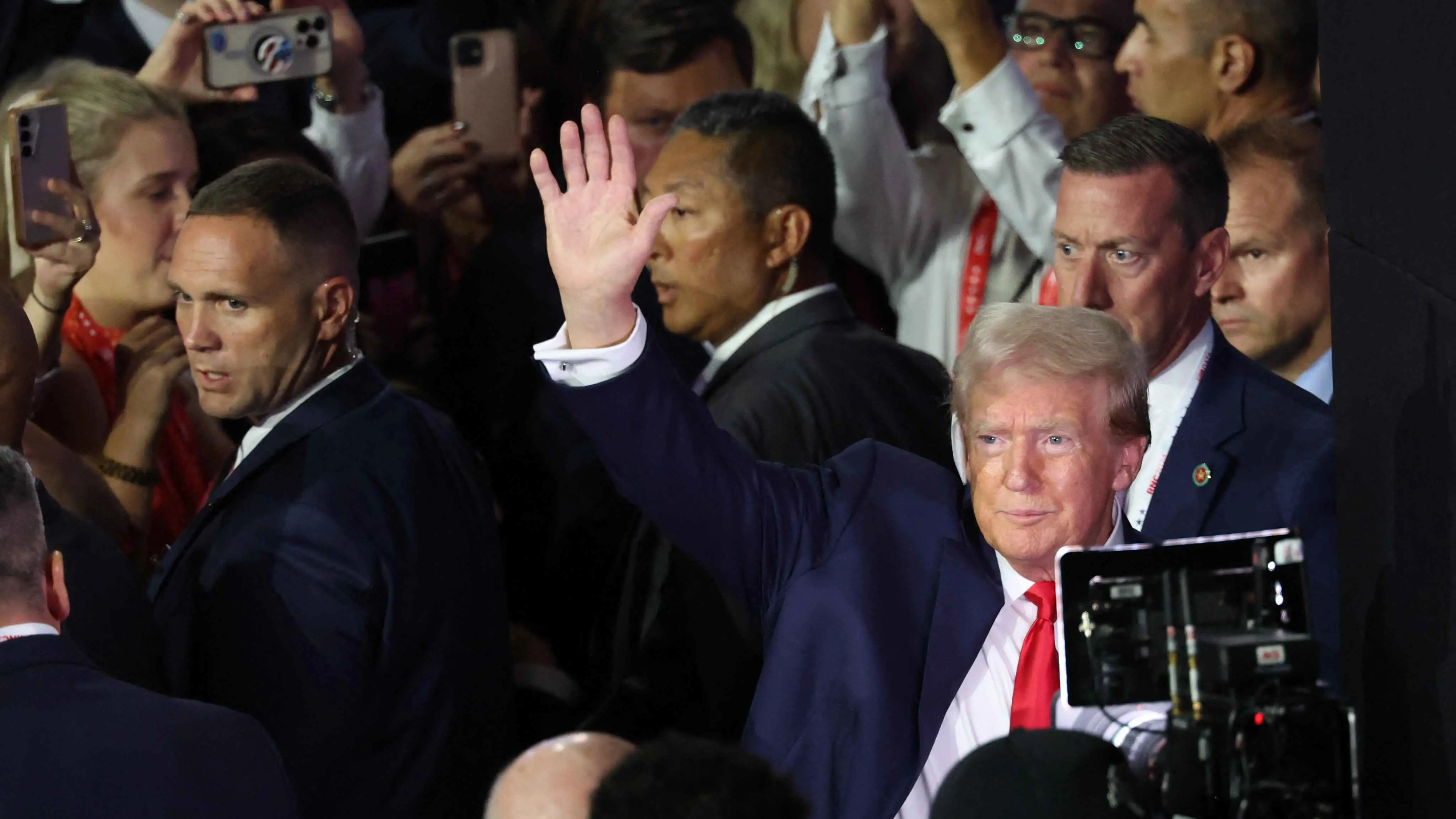 مع طوق من الحرس.. ترامب يشق طريقه إلى ميلووكي (فيديو)