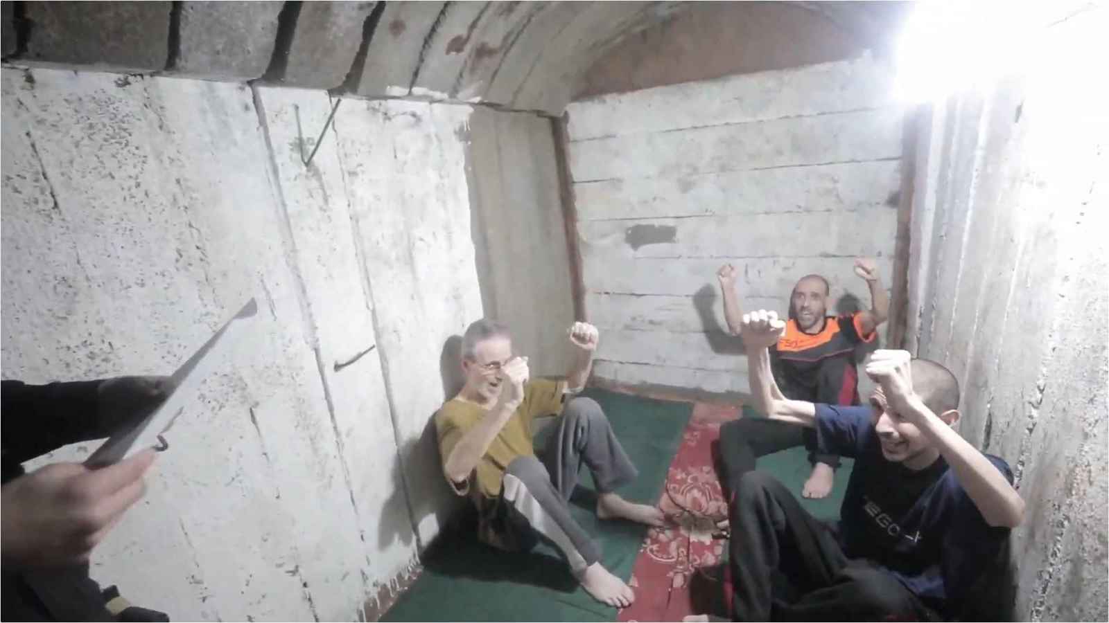 "حماس" تكشف عن آخر لحظات الرهائن الثلاثة في غزة (فيديو)
