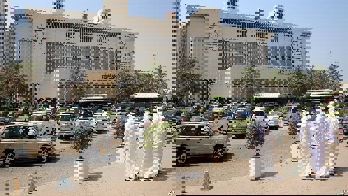 إيقاف محام كويتي شهير لنشره تغريدات "مسيئة" لرموز من الأسرة الحاكمة