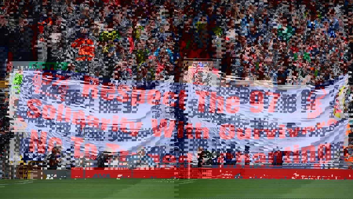 منع مشجع من حضور المباريات لـ4 سنوات لارتدائه قميصا مسيئا لكارثة هيلسبره