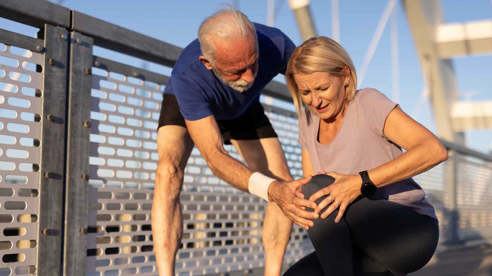 طقطقة الركبة.. هل تشكل خطرا صحيا؟