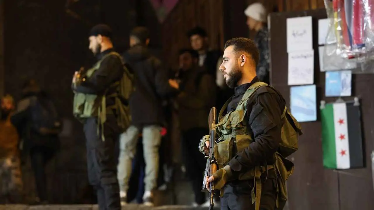 متهم بالقتل والتغييب.. اعتقال ذراع الأمن العسكري للأسد في حي "التضامن"