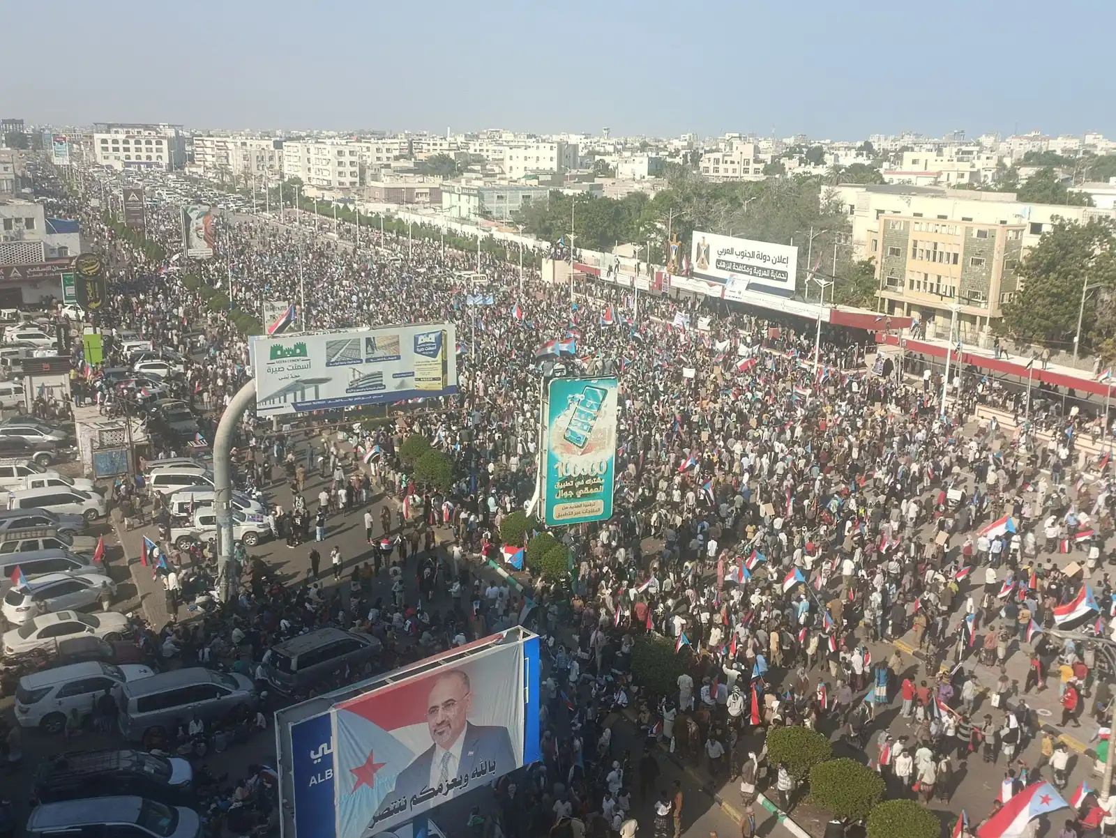 احتشاد شعبي في عدن يرفض حلّ "الانتقالي الجنوبي"