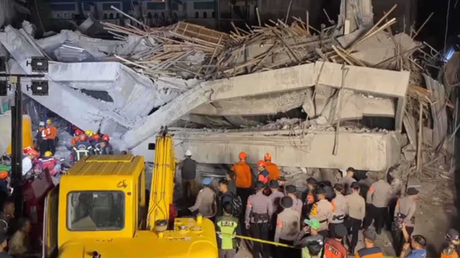 مقتل وإصابة العشرات بانهيار مدرسة في إندونيسيا (فيديو)