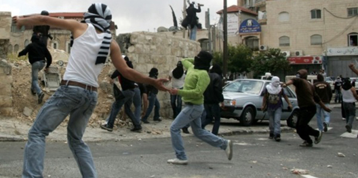 إصابة 5 جنود إسرائيليين إثر دخول دوريتهم بالخطأ مخيم قلنديا (فيديو)