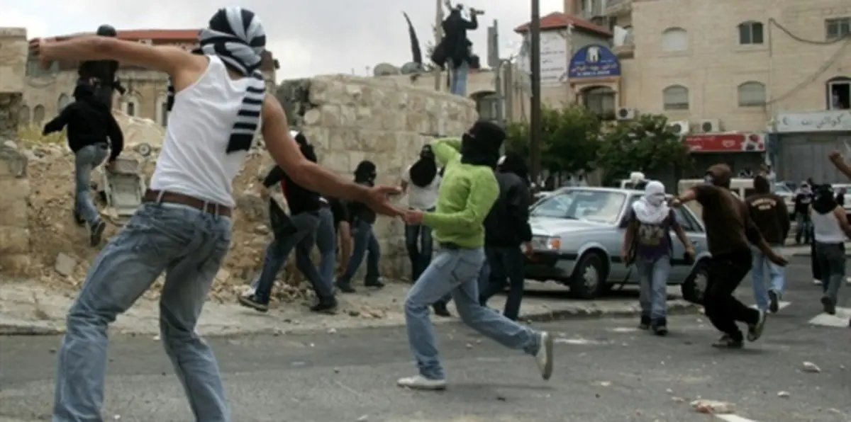 إصابة 5 جنود إسرائيليين إثر دخول دوريتهم بالخطأ مخيم قلنديا (فيديو)