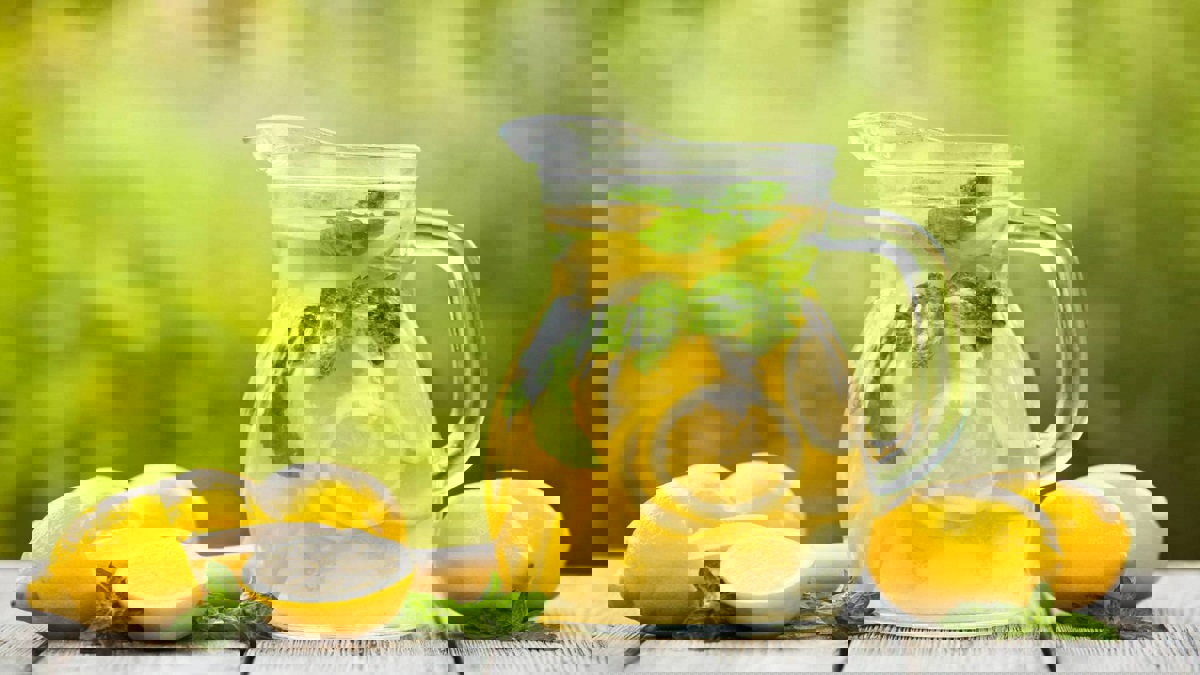 بينها تعزيز صحة الكبد.. هذه فوائد شرب ماء الليمون على معدة فارغة