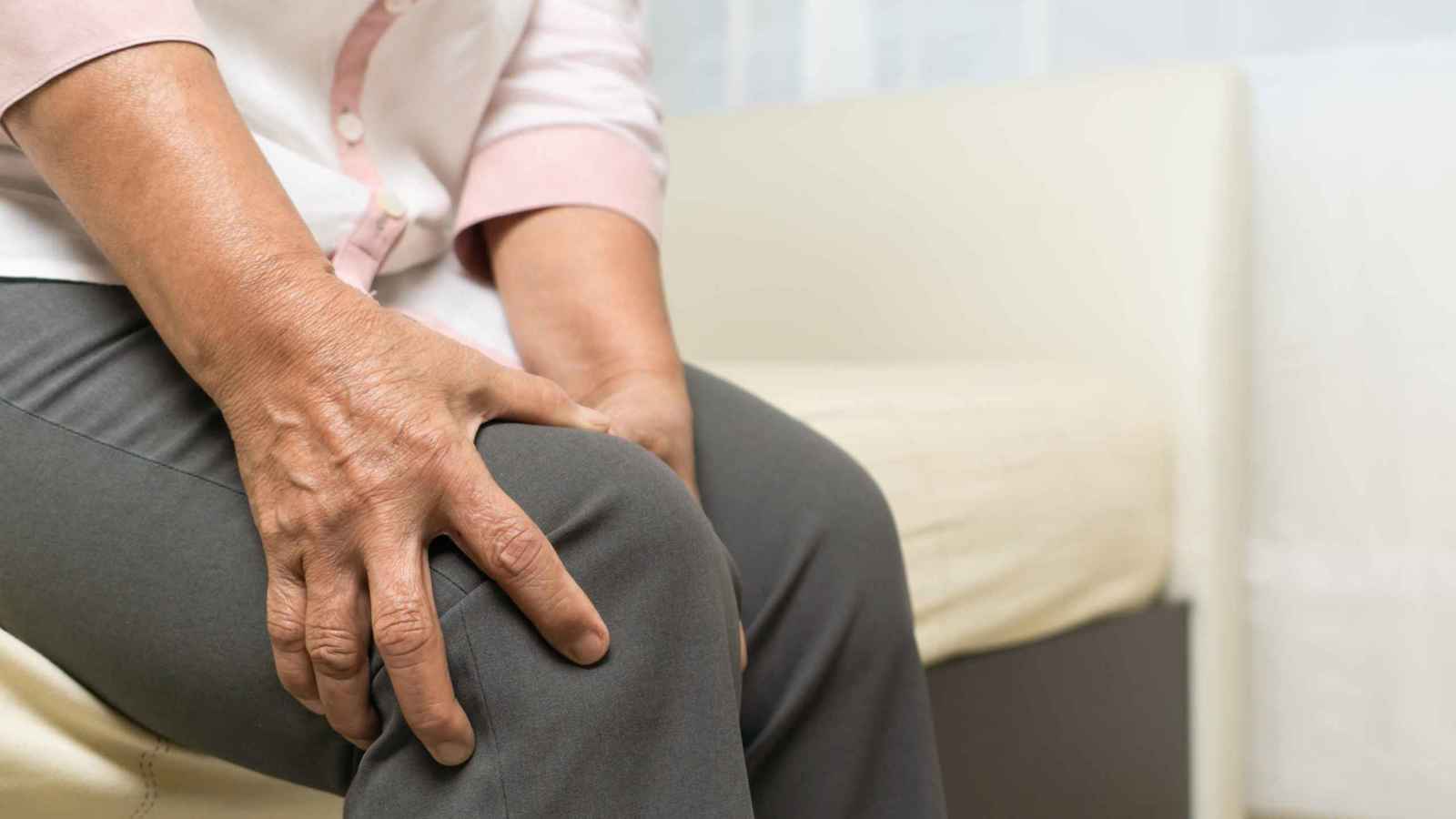 أسباب آلام الركبة عند كبار السن والعلاجات