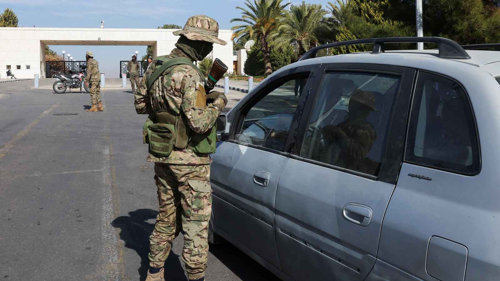 على طريقة بريمر في العراق.. هل تحل الفصائل الجيش السوري؟