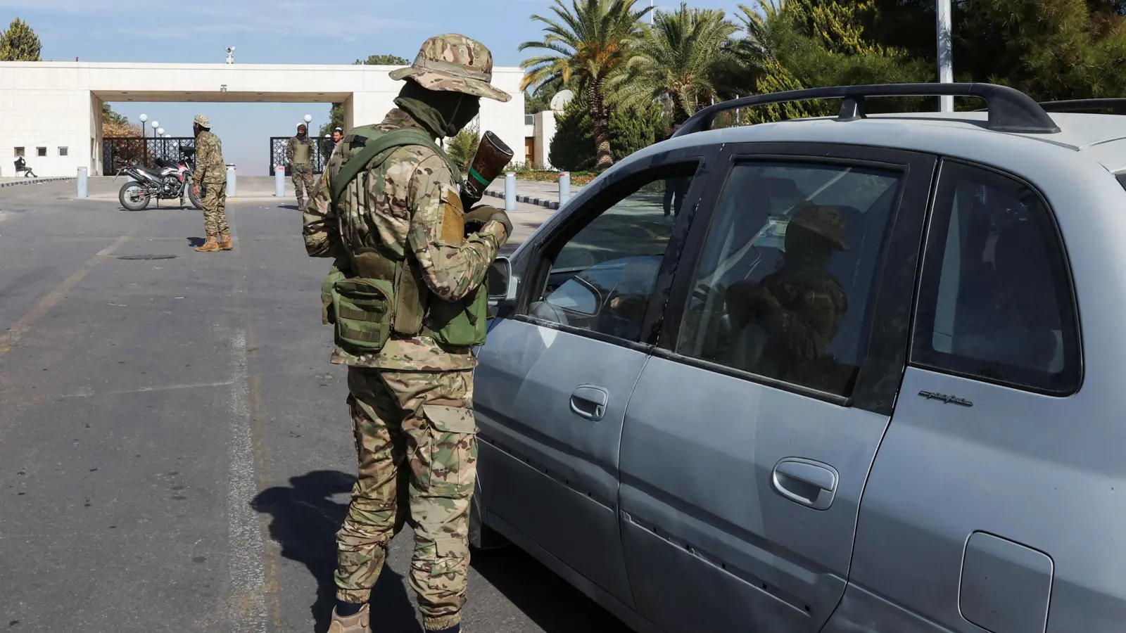 على طريقة بريمر في العراق.. هل تحل الفصائل الجيش السوري؟