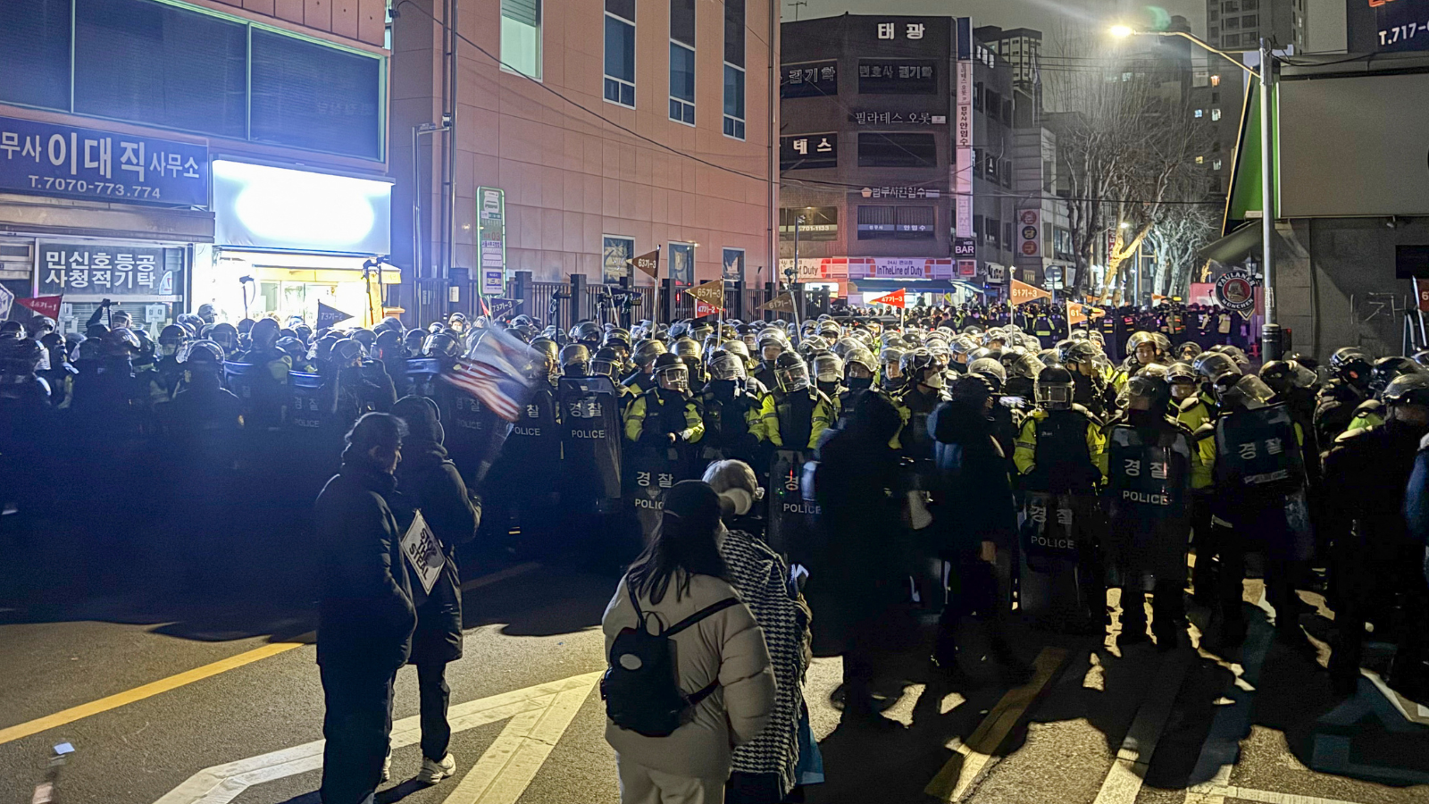 كوريا الجنوبية.. اقتحام محكمة بعد تمديد احتجاز الرئيس المعزول (فيديو)