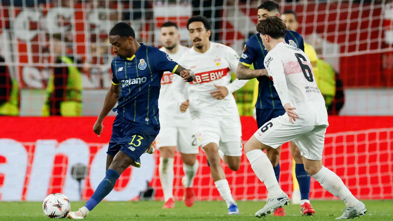 أستون فيلا وبورتو يقطعان خطوة نحو ربع نهائي الدوري الأوروبي (فيديو)