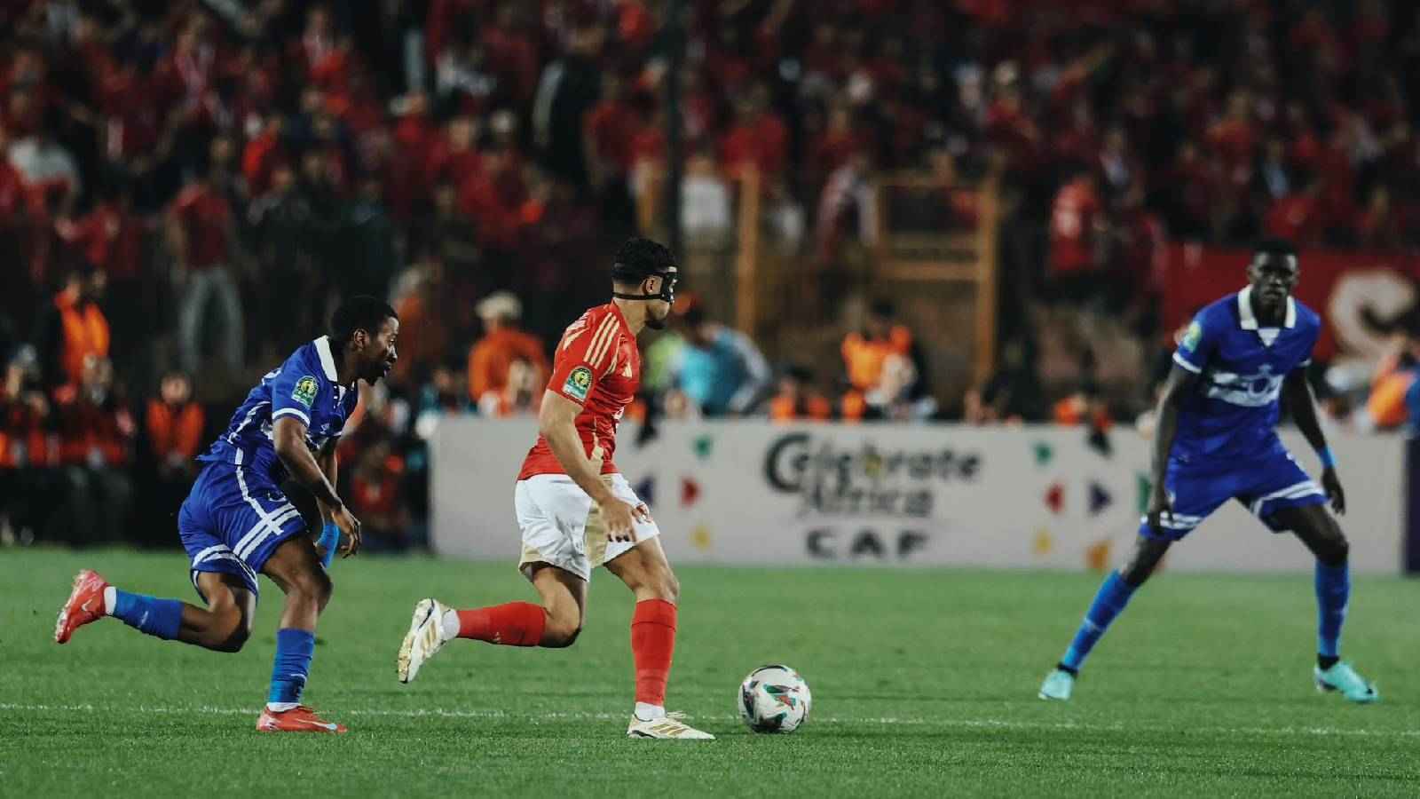 مشادة بين ثنائي الأهلي المصري وحكم لقاء الهلال (فيديو)