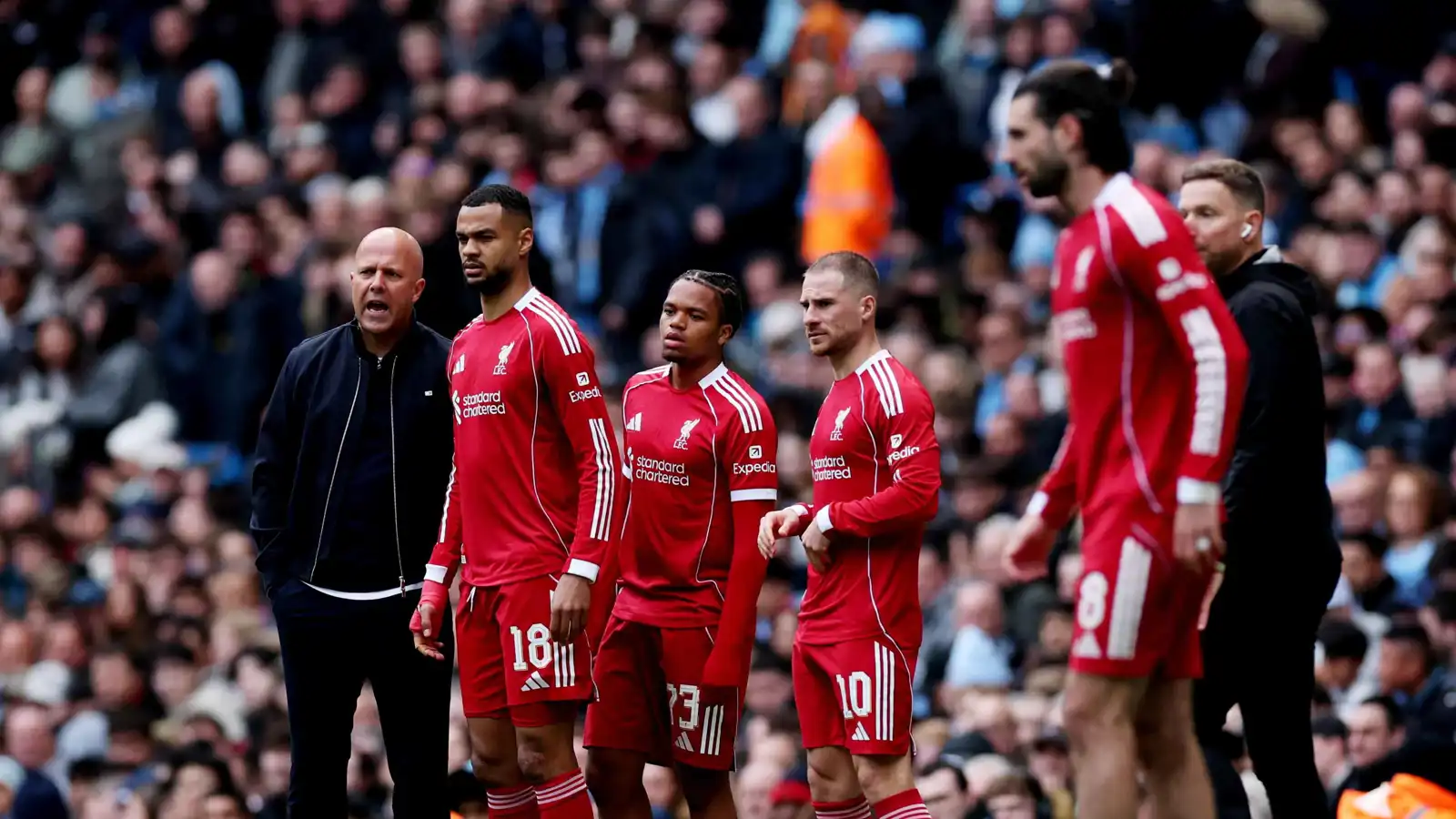 بعد فضيحة الرباعية.. جماهير ليفربول تغني لتشابي ألونسو (فيديو)