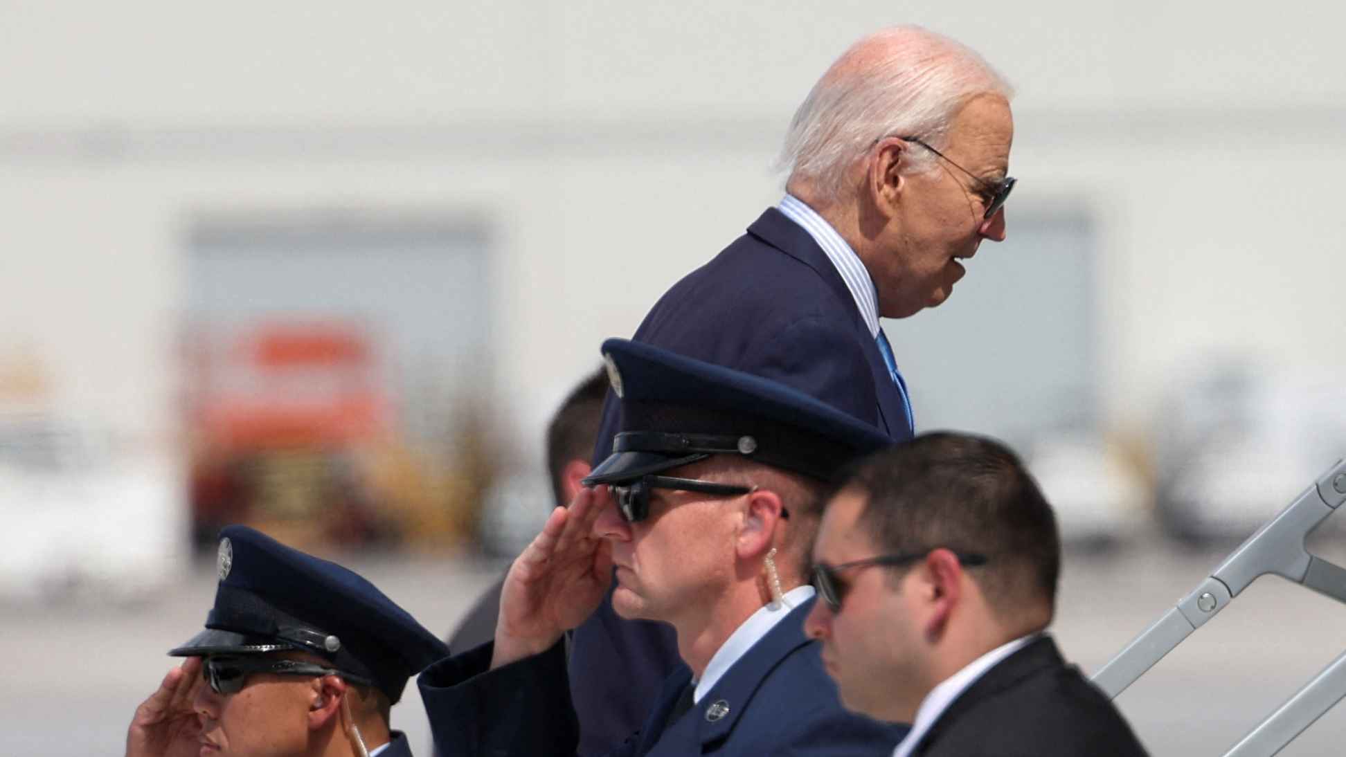 بعد إصابته بكورونا.. حملة بايدن تعلن مواصلته العمل من بيته