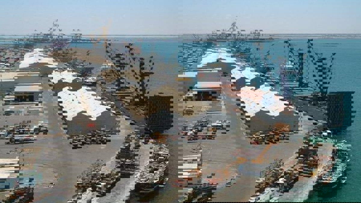 ميناء عدن ينفي وجود حاويات محملة بـ"نترات الأمونيوم" على أرصفته