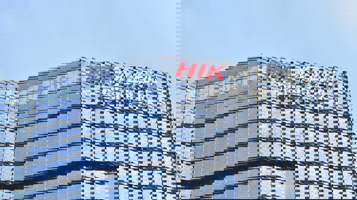 معهد "كارنيغي" يحذّر من عواقب استهداف أمريكا لشركة "هيكفيجن" الصينية