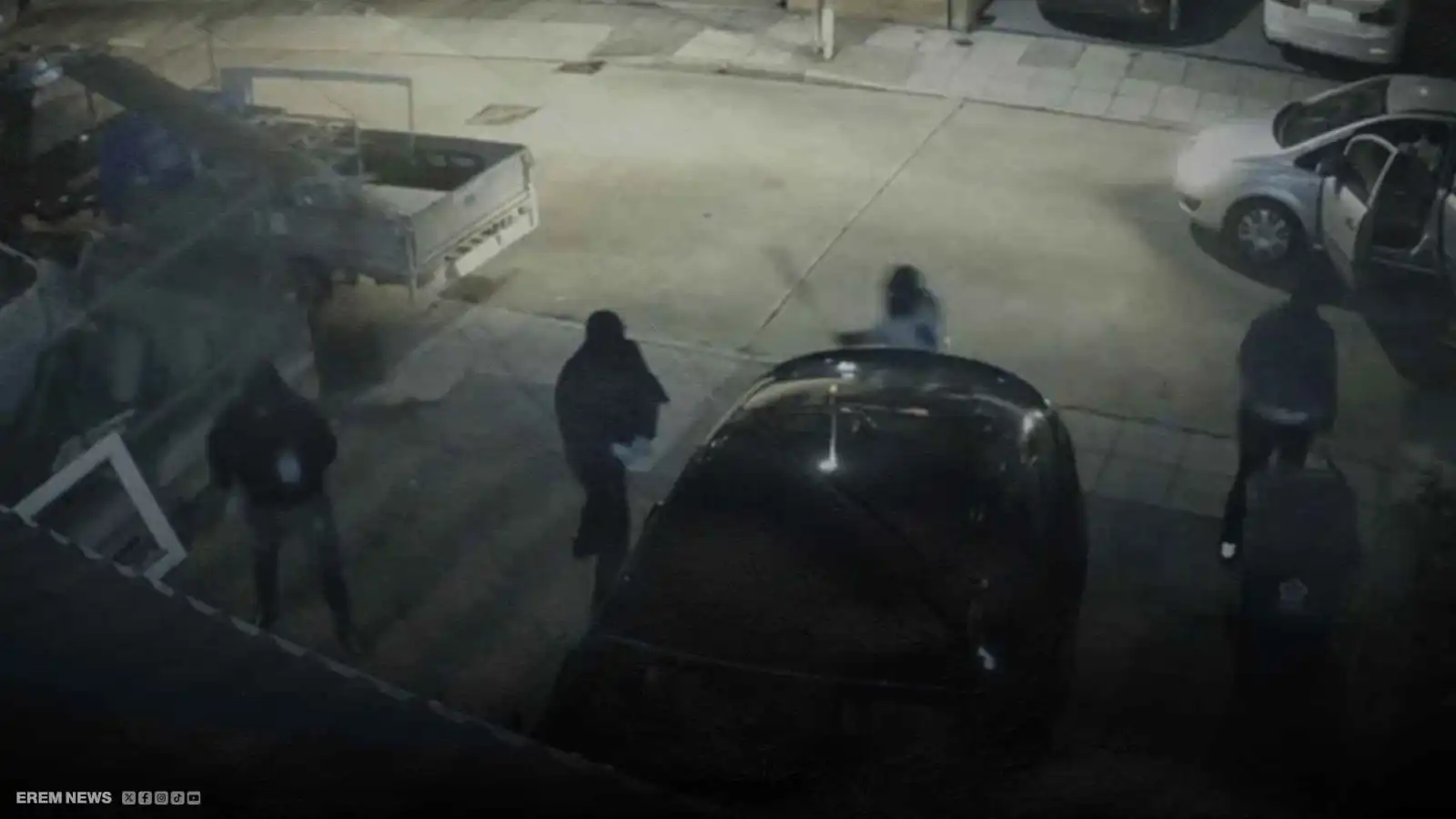 بسبب خلاف عابر.. ملثمون يزرعون الرعب في حيّ سكني ويحطمون سيارة فاخرة (فيديو إرم)