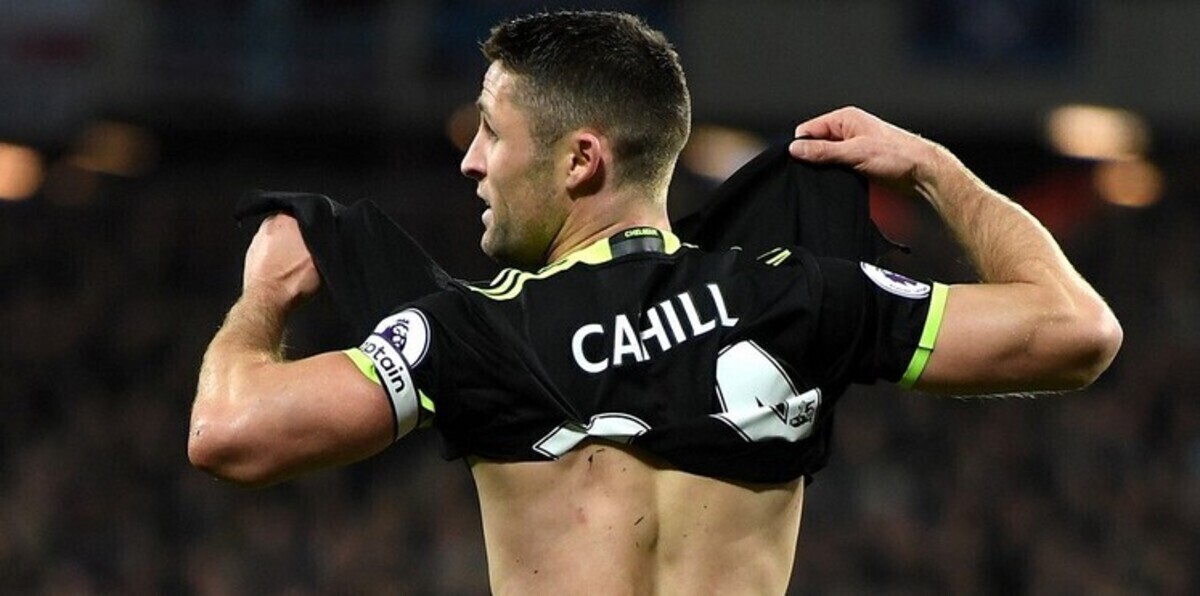 الجزائري فيغولي يمزق قميص غاري كاهيل تمامًا (فيديو)