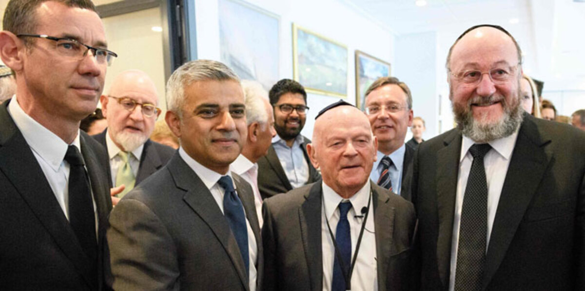 عمدة لندن المسلم يحضر مراسم تأبين ضحايا الهولوكوست‎