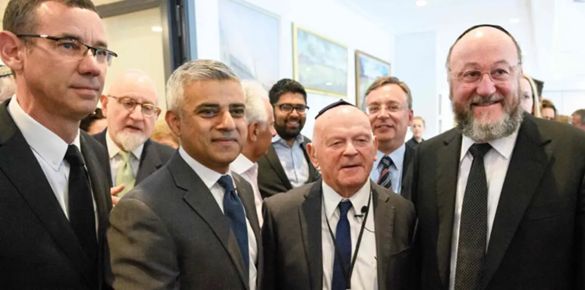 عمدة لندن المسلم يحضر مراسم تأبين ضحايا الهولوكوست‎