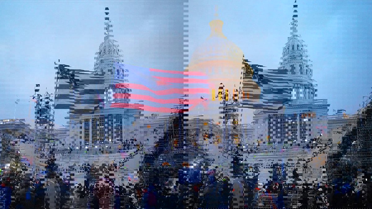 على خلفية اقتحام الكابيتول.. "واشنطن" تتقدم بشكوى ضد مجموعتين متطرفتين